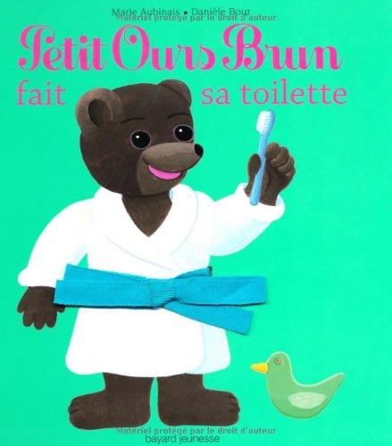 Petit ours brun fait sa toilette